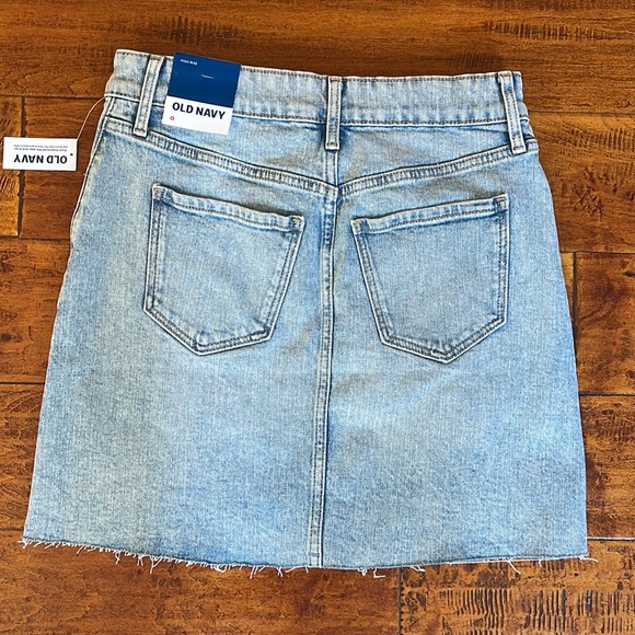 Old navy high rise light denim skirt. NWT. Frayed hem. - Picture 5 of 9
